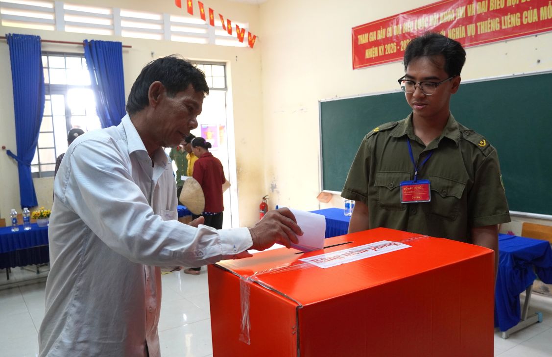 Cử tri đồng bào Khmer xã Tài Văn (TP Cần Thơ) tham gia bỏ phiếu từ sớm trong ngày bầu cử 15.3. Ảnh: Phương Anh