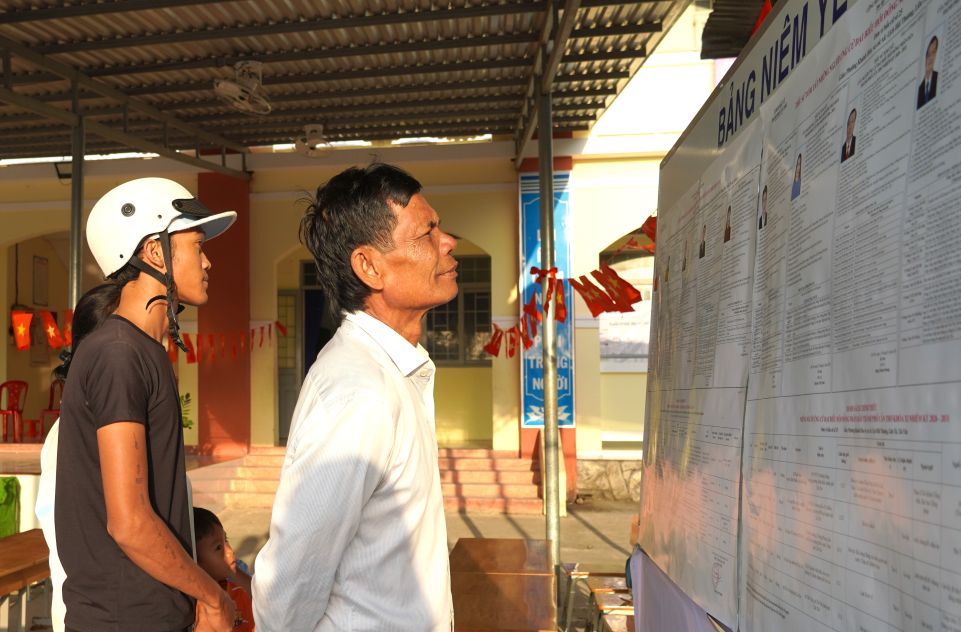 Người dân đọc kỹ tiểu sử, chương trình hành động của các ứng cử viên trước khi bỏ phiếu. Ảnh: Phương Anh