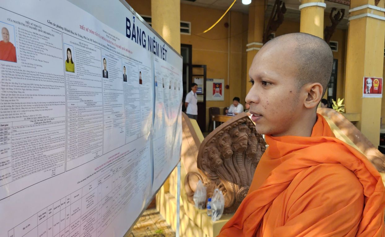 Tăng sinh tìm hiểu thông tin ứng cử viên trước khi bỏ phiếu tại điểm bầu cử. Ảnh: Xuân Lương