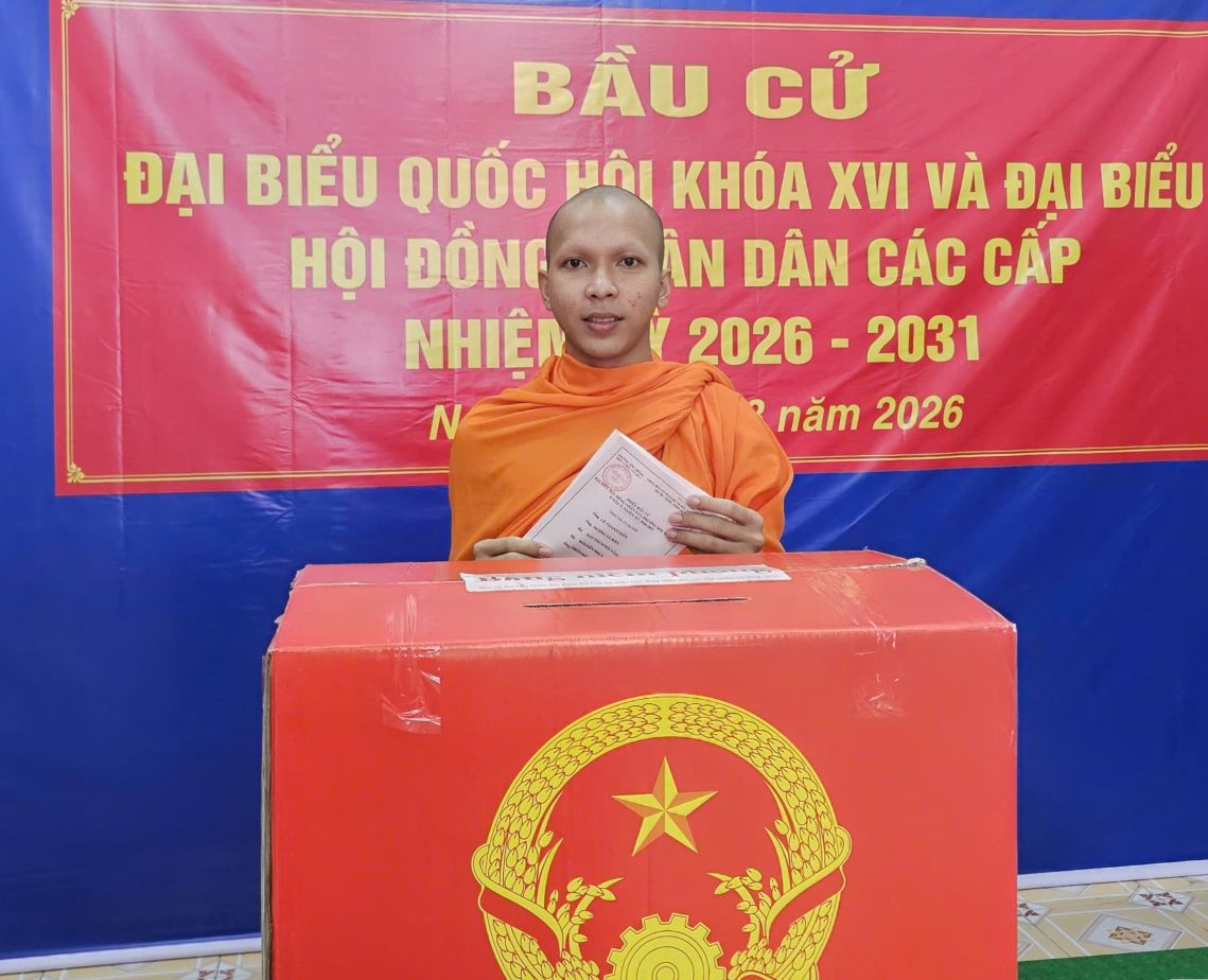 Tăng sinh Trường Bổ túc Văn hóa Pali Trung cấp Nam Bộ tham gia bỏ phiếu tại Khu vực bỏ phiếu số 1, phường Sóc Trăng (TP Cần Thơ). Ảnh: Xuân Lương