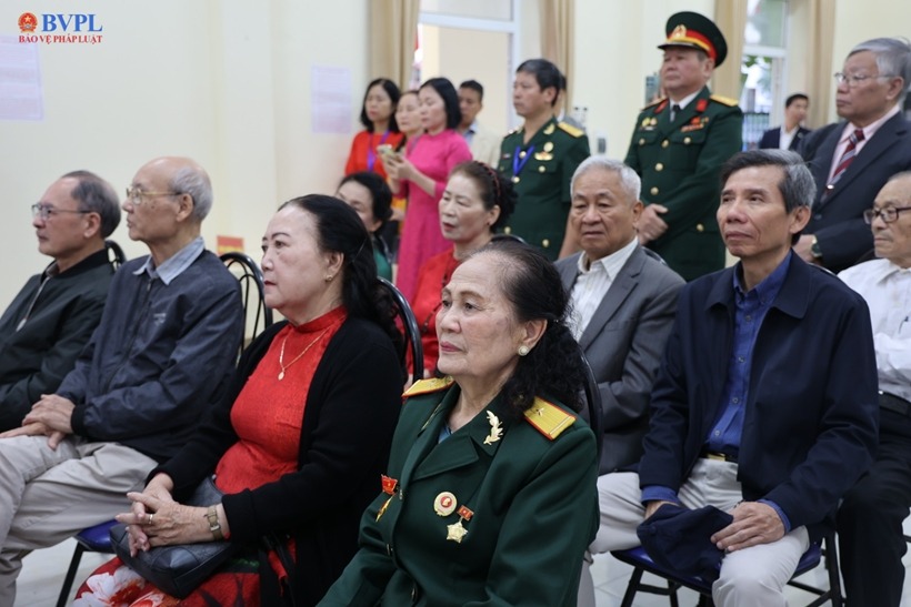 Các cử tri dự lễ khai mạc.