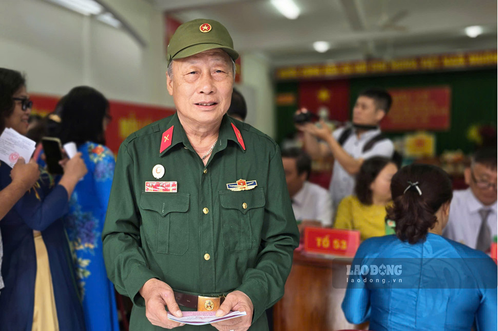 Cử tri Hoàng Hữu Đô phấn khởi tham gia bỏ phiếu bầu cử. Ảnh: Hoài Phương