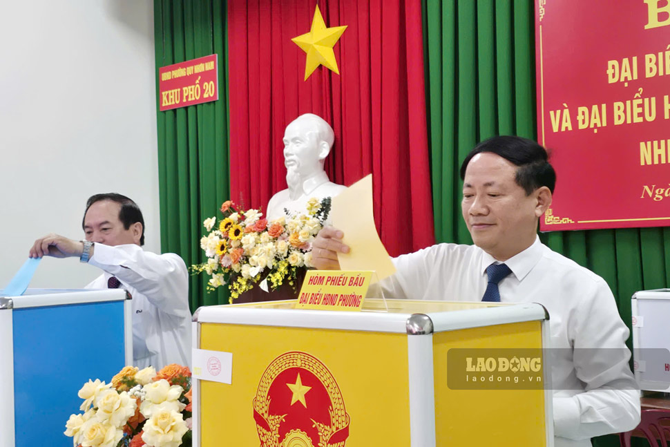 Chủ tịch UBND tỉnh Gia Lai Phạm Anh Tuấn bỏ phiếu bầu cử. Ảnh: Hoài Phương