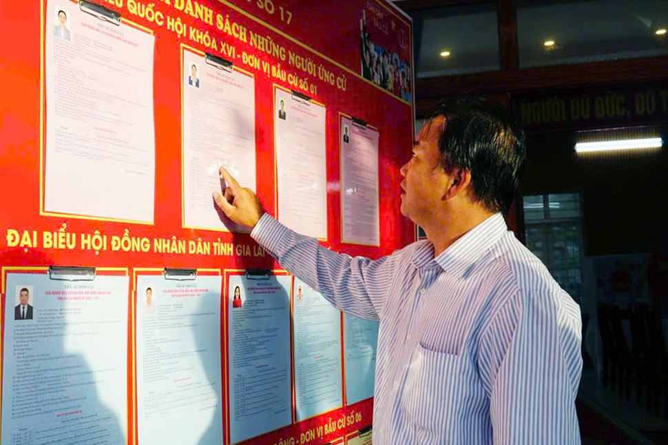 Cử tri Đỗ Văn Đẹp vượt biển trở về bến để kịp tham gia bầu cử. Ảnh: Hoài Phương