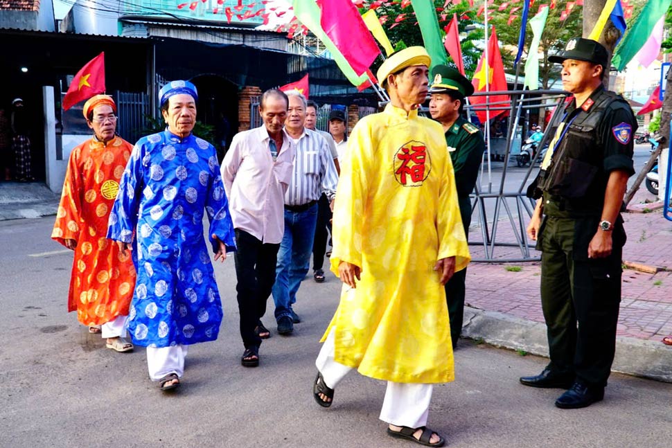 Ông Trần Văn Cổ (áo vàng) cùng người thân đến tham gia bầu cử. Ảnh: Hoài Phương