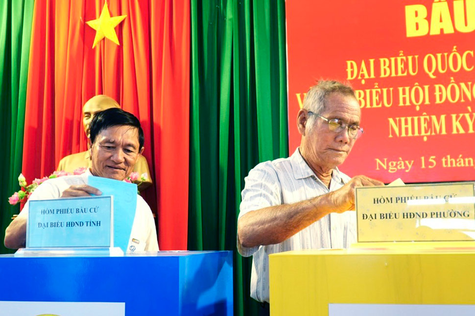 Cử tri khu phố Hải Nam gửi gắm kỳ vọng qua lá phiếu. Ảnh: Hoài Phương