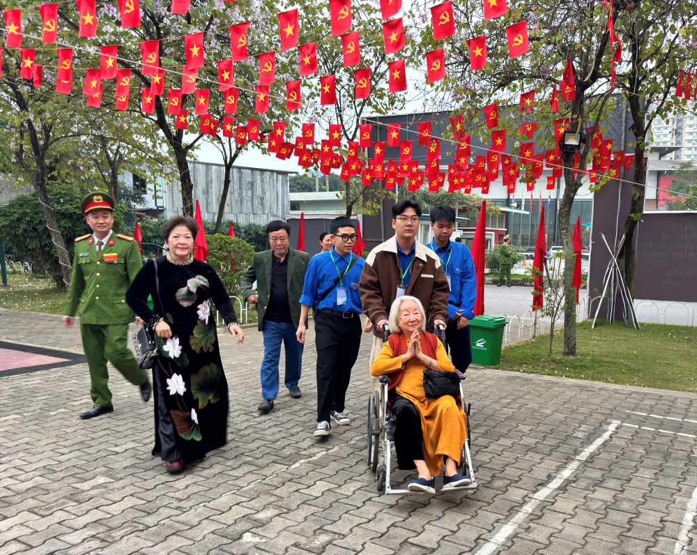 100-year-old woman in Hanoi comes to polling station in a wheelchair to vote herself