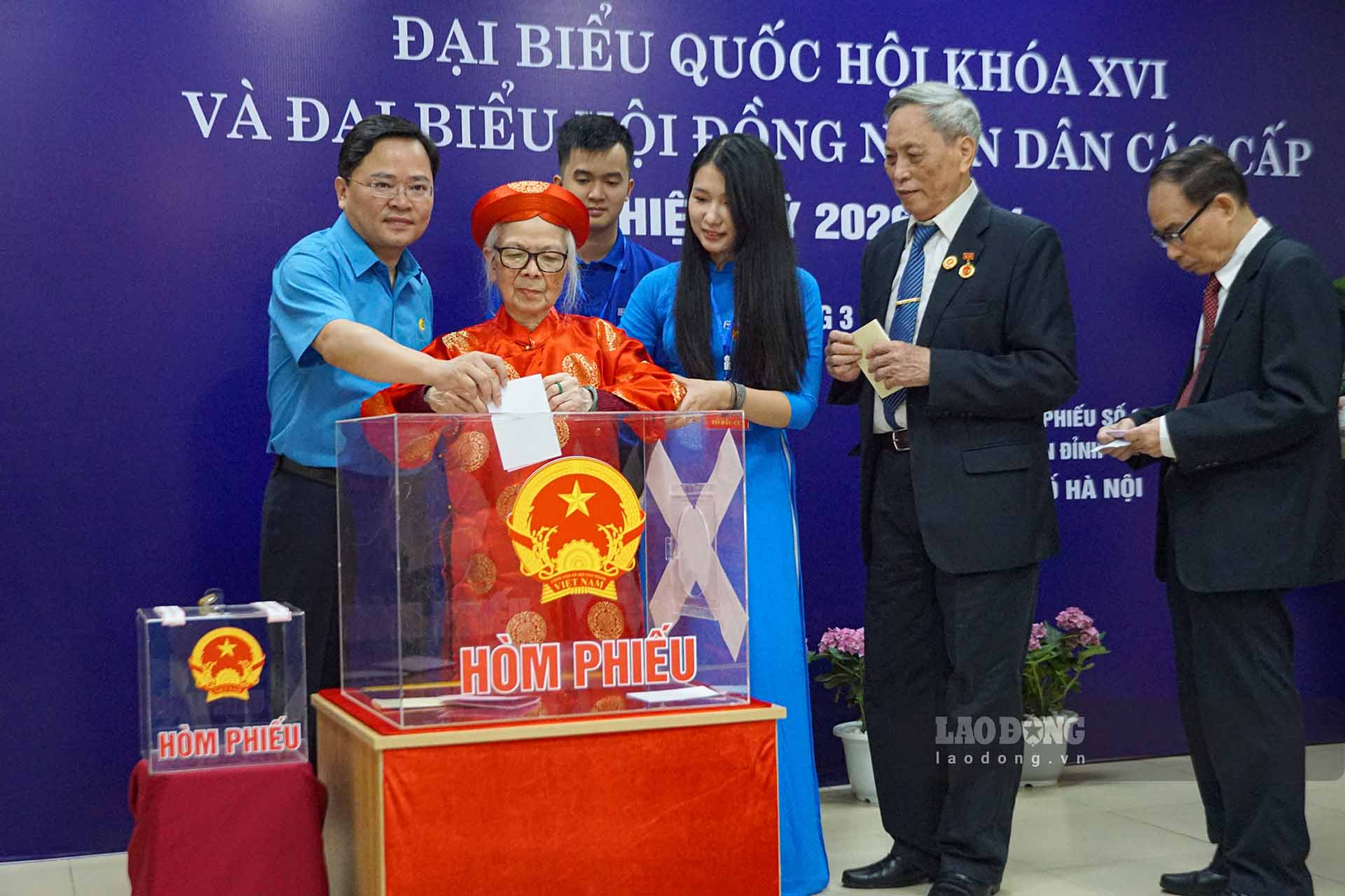 Chairman of the Vietnam General Confederation of Labor and voters of Xuan Dinh ward participate in the election