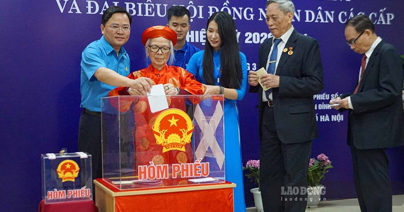 Chủ tịch Tổng Liên đoàn Lao động Việt Nam bỏ phiếu tại phường Xuân Đỉnh