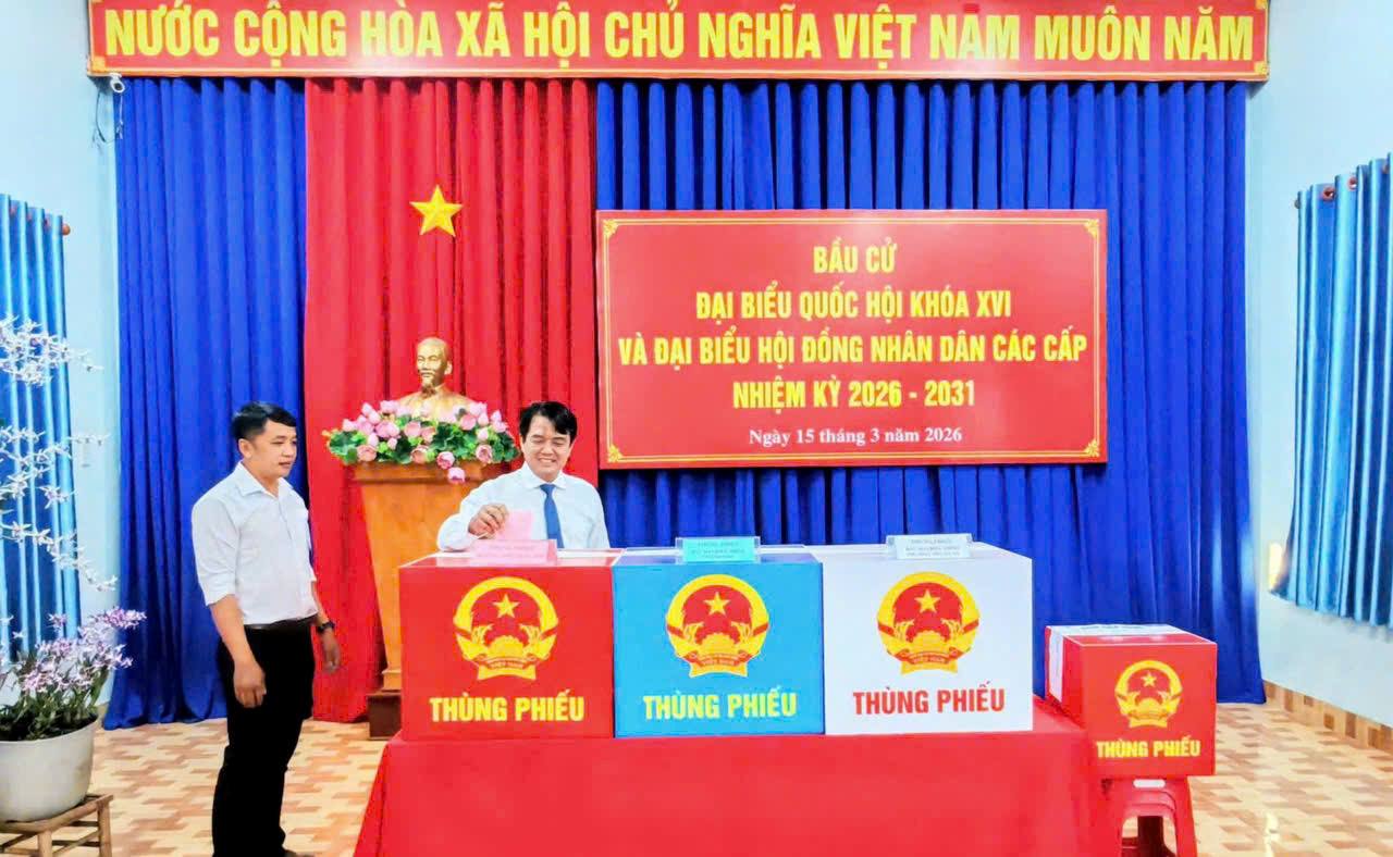 부이탄년 호치민시 노동총연맹 위원장이 투안안 동 탄빈 지역 투표소에서 투표하고 있습니다. 사진: 노동조합 제공