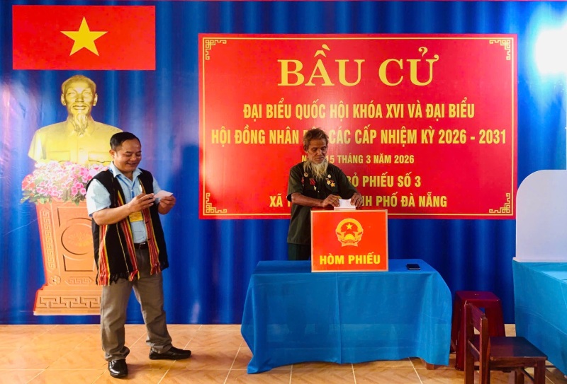 Cử tri đồng bào dân tộc thiểu số ở Trà Đốc, Đà Nẵng hân hoan đi bầu cử. Ảnh: Trường An