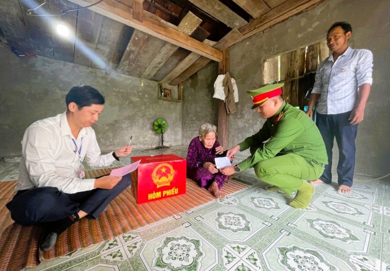 The election team in Tra Tan, Da Nang brought auxiliary ballot boxes to the homes of elderly and sick voters in remote areas for voters to directly vote. Photo: Truong An
