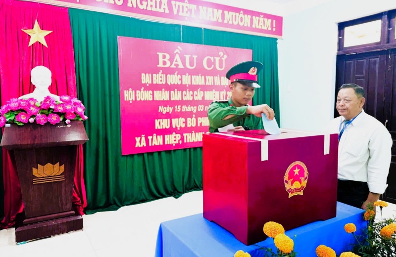 Cán bộ, chiến sĩ và các tầng lớp Nhân dân xã đảo Tân Hiệp, Cù Lao Chàm (Đà Nẵng) nô nức đi bầu cử. Ảnh: Hoàng Bin