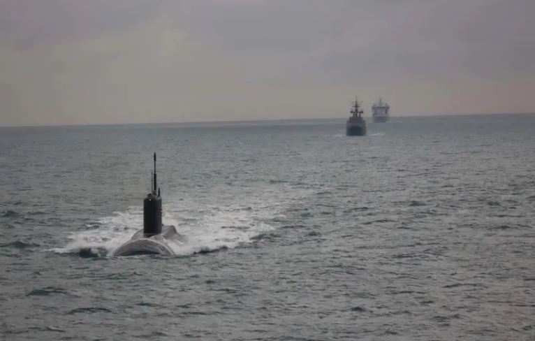 Hải quân Hoàng gia Anh theo dõi một tàu ngầm Nga qua eo biển Anh. Hải quân Hoàng gia Anh