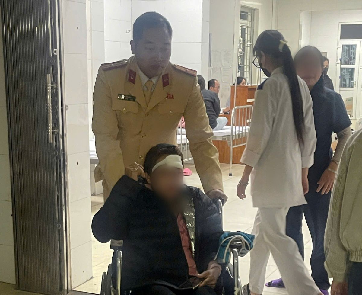 Traffic Police Department rescues victims in distress on the Van Uc River. Photo: Hai Phong Police