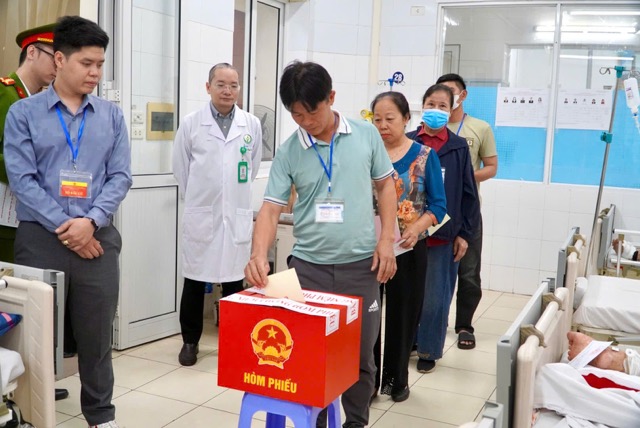 Les patients et leurs familles sont autorisés à voter dans la salle d'hôpital de l'hôpital d'amitié Việt Đức. Photo: Tường Vân