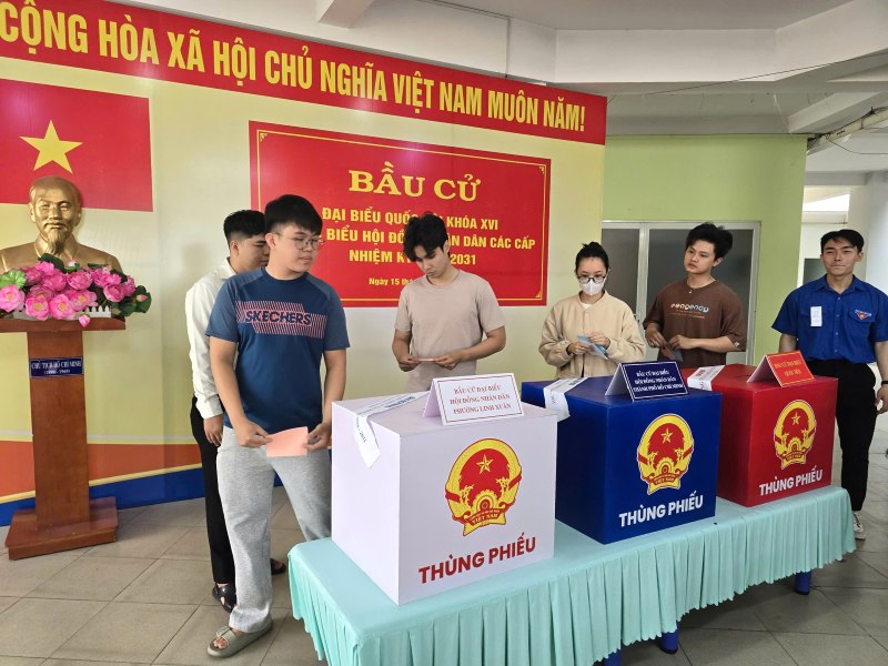 호치민시의 많은 유권자, 노동조합원, 노동자들이 투표권을 행사하고 있습니다. 사진: 남즈엉