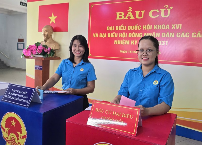 Cán bộ Công đoàn Trường Mầm non Hoàng Yến 3 thực hiện quyền công dân của mình qua lá phiếu bầu cử. Ảnh: Nam Dương