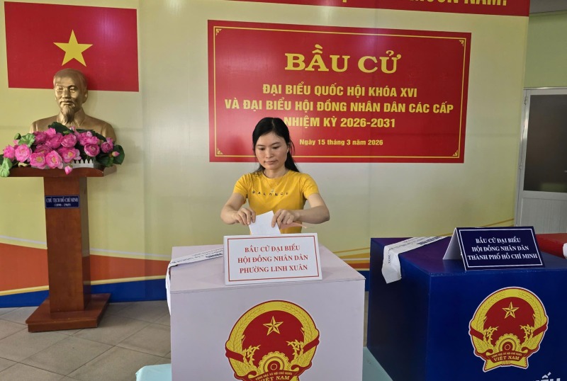 Chị Lê Thị Cẩm Hoàng mong muốn các ứng cử viên khi trở thành đại biểu Quốc hội sẽ quan tâm đến các chính sách để nâng cao tiền lương, thu nhập cho công nhân lao động. Ảnh: Nam Dương