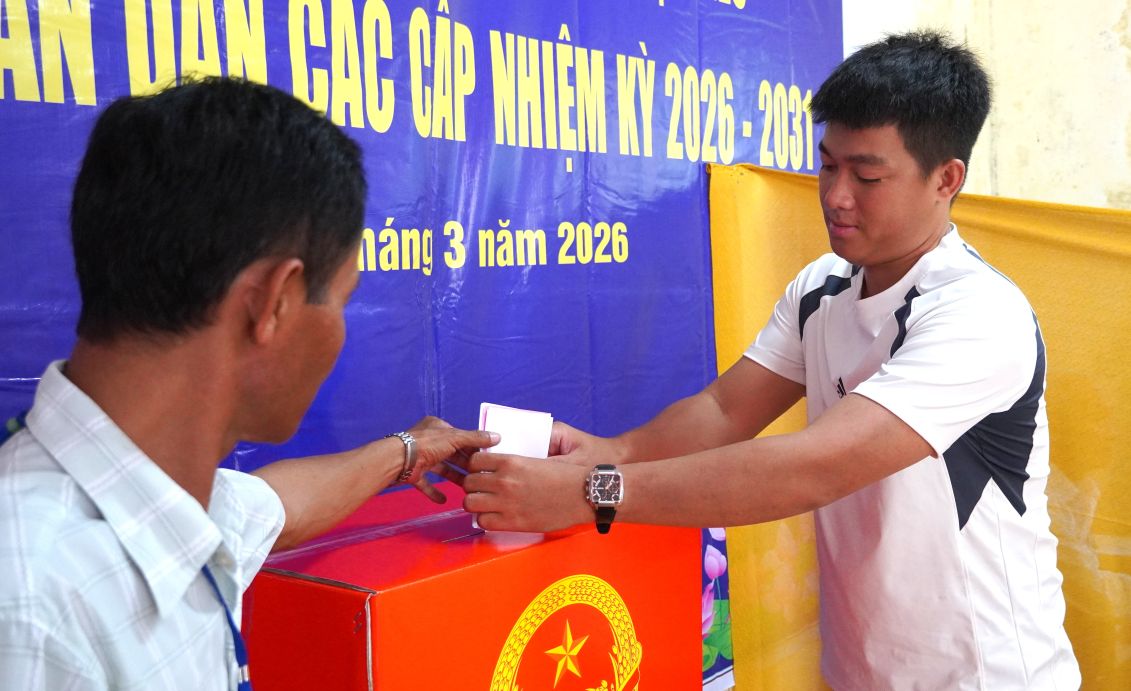 Ông Huỳnh Thanh Hoài - Chủ tịch Công đoàn cơ sở Công ty TNHH Hóa chất HS Việt Nam – Chi nhánh Sóc Trăng (bìa phải), bỏ phiếu bầu cử tại xã Tài Văn. Ảnh: Phương Anh