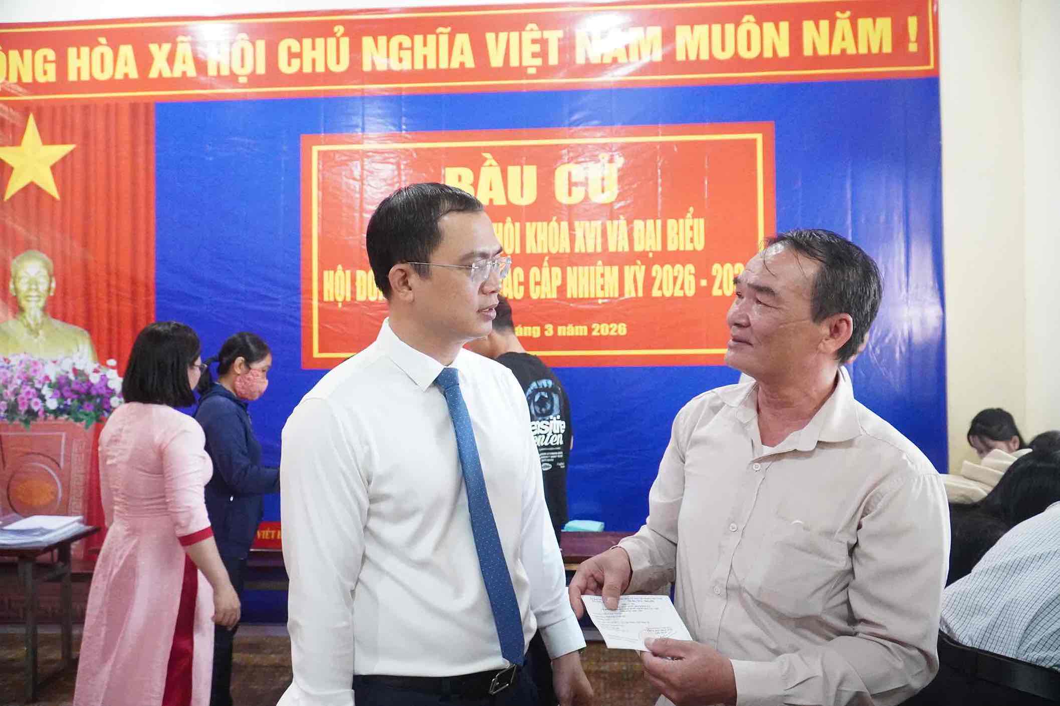 Ông Lê Hoàng Sơn - Chủ tịch UBND xã Long Thành trực tiếp tới các điểm bầu cử, hỗ trợ người dân trong công tác bầu cử được thuận lợi. Ảnh: HAC