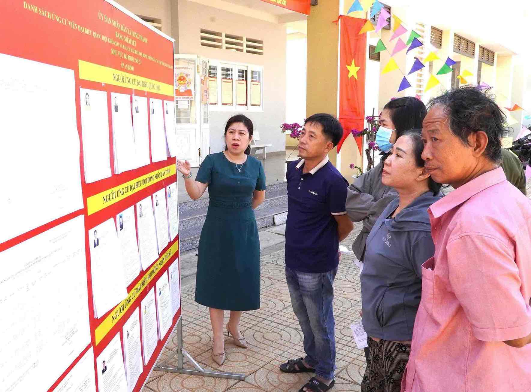 Người dân bỏ phiếu bầu cử tại khu tái định cư Lộc An - Bình Sơn, tái định cư cho người dân nhường đất xây dựng sân bay Long Thành. Ảnh: HAC