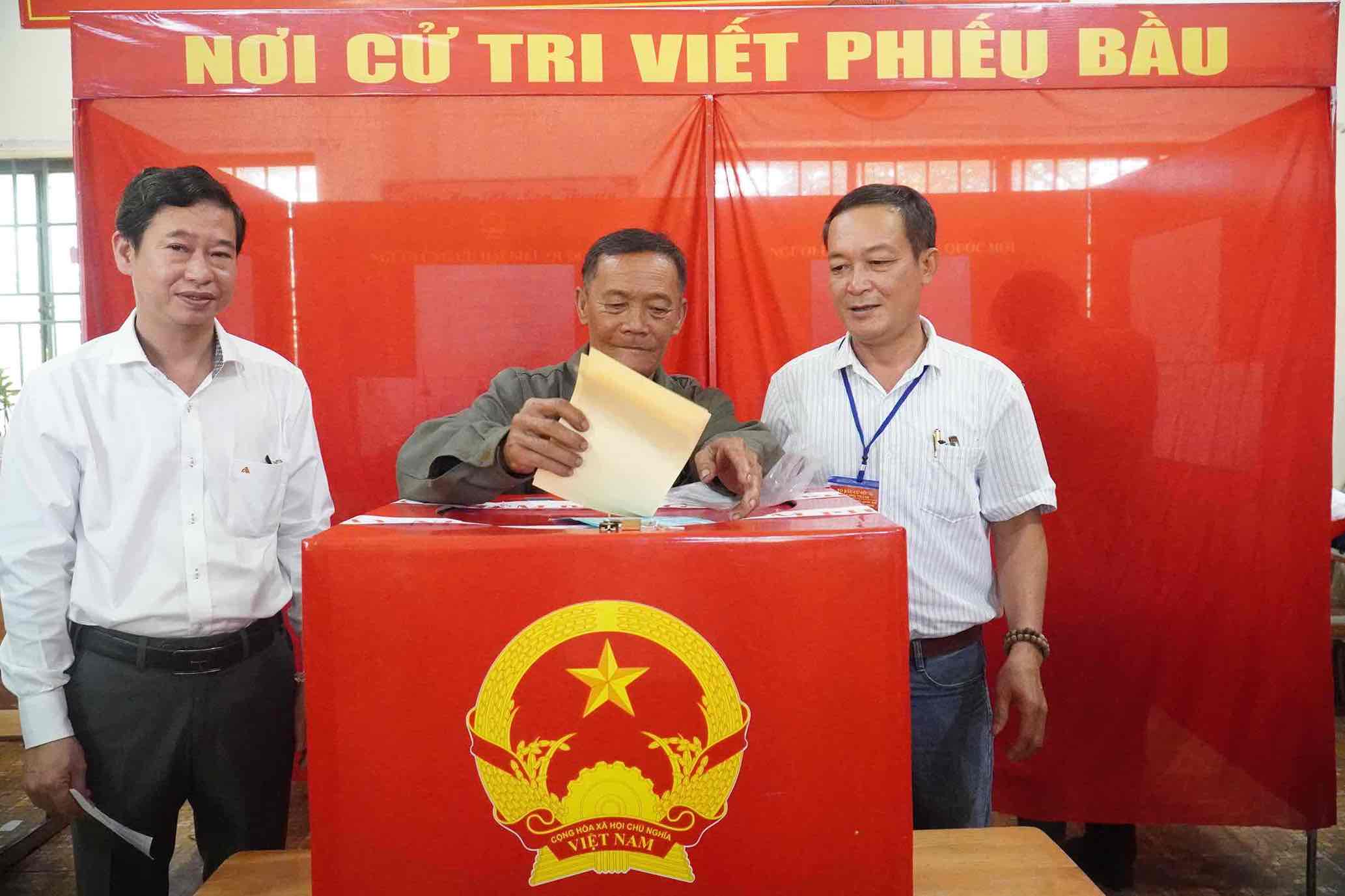 Người dân xã Long Thành, tỉnh Đồng Nai bỏ phiếu bầu cử. Ảnh: HAC