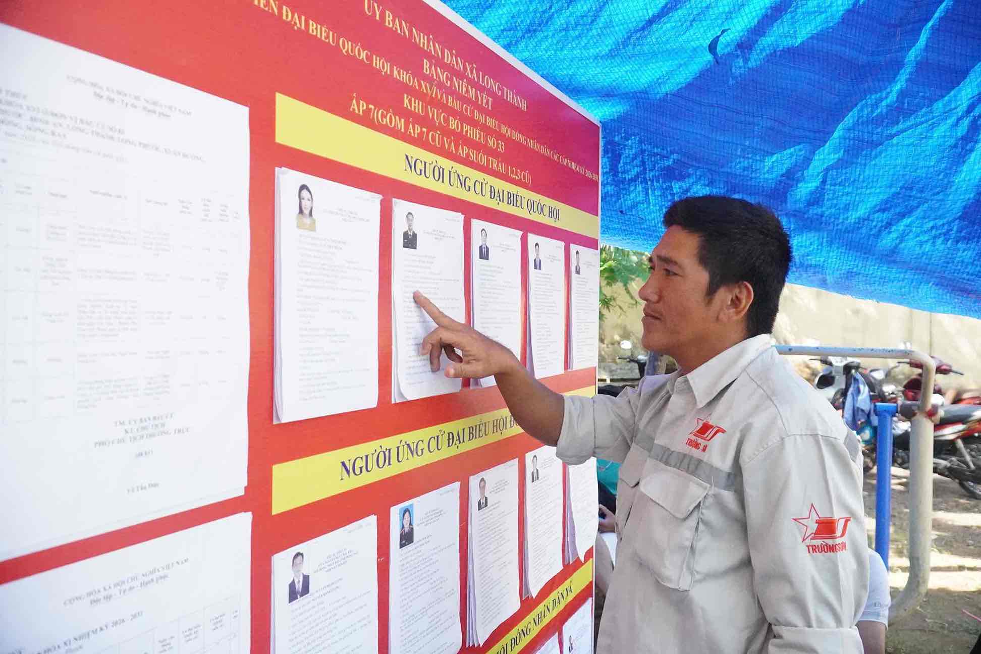 롱탄 공항 프로젝트에서 건설 중인 노동자 레안따이 씨가 동나이성 롱탄사에서 투표에 참여하고 있습니다. 사진: HAC