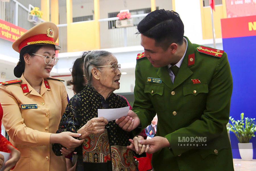 Tại điểm bỏ phiếu, cụ Thuận được lực lượng chức năng hỗ trợ nhiệt tình, từ việc kiểm tra thông tin thẻ cử tri, đến xem lại thông tin các ứng cử viên.