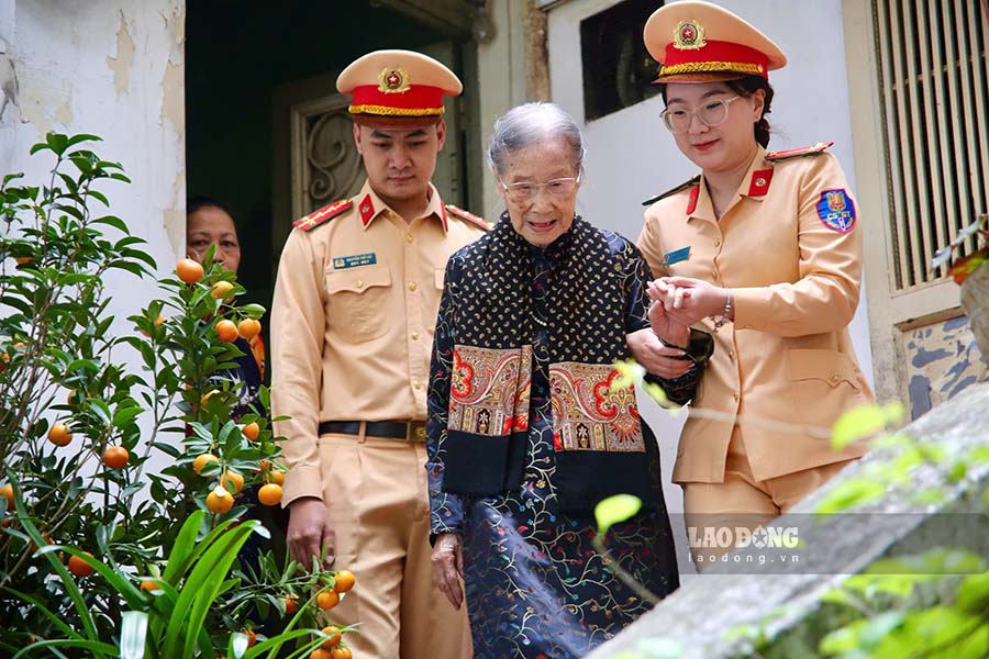 Qua công tác nắm tình hình địa bàn, phối hợp với lực lượng cơ sở và gia đình, Phòng Cảnh sát giao thông (CSGT) - Công an TP Hà Nội đã nắm được nguyện vọng chính đáng của cụ Thuận và bố trí tổ công tác đang làm nhiệm vụ trên tuyến phối hợp với chính quyền địa phương hỗ trợ đưa cụ tới khu vực bỏ phiếu.
