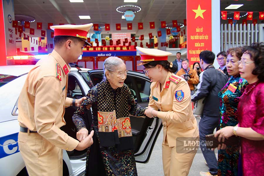 Dưới sự hỗ trợ tận tình của lực lượng chức năng và gia đình, cụ Đoàn Thị Thuận đã đến điểm bỏ phiếu an toàn, thuận lợi.