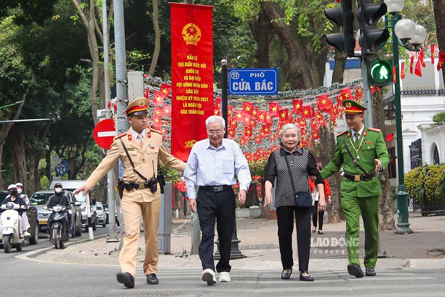 Trong ngày bầu cử, không chỉ bảo đảm trật tự, an toàn giao thông, lực lượng CSGT Hà Nội còn chủ động phối hợp với các đơn vị, địa phương tạo điều kiện thuận lợi để mọi cử tri thực hiện đầy đủ quyền và nghĩa vụ công dân.
