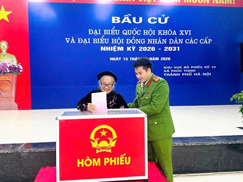 Hanoi Police wholeheartedly support elderly voters on election day. Photo: CAHN