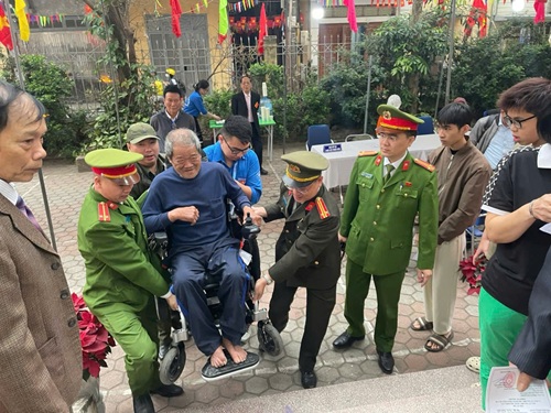 Công an phường Đông Ngạc sẵn sàng làm “đôi chân“, “trợ thủ” đắc lực giúp đỡ các cụ già, người khuyết tật,... hoàn thành quyền công dân một cách dễ dàng và ấm áp nhất. Ảnh