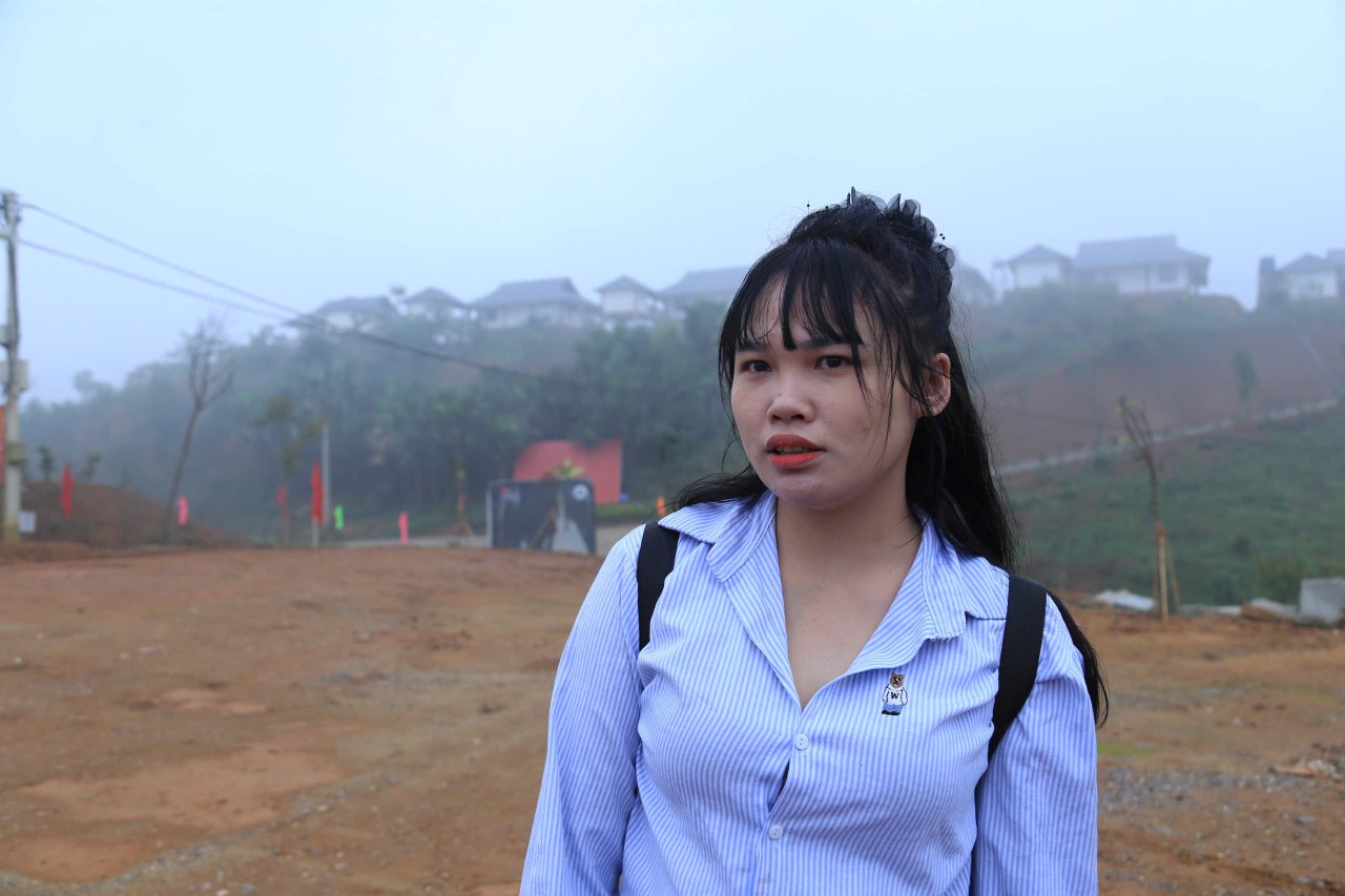 Người dân Làng Nủ có mặt từ sớm để tham gia bỏ phiếu bầu cử. Ảnh: Văn Đức