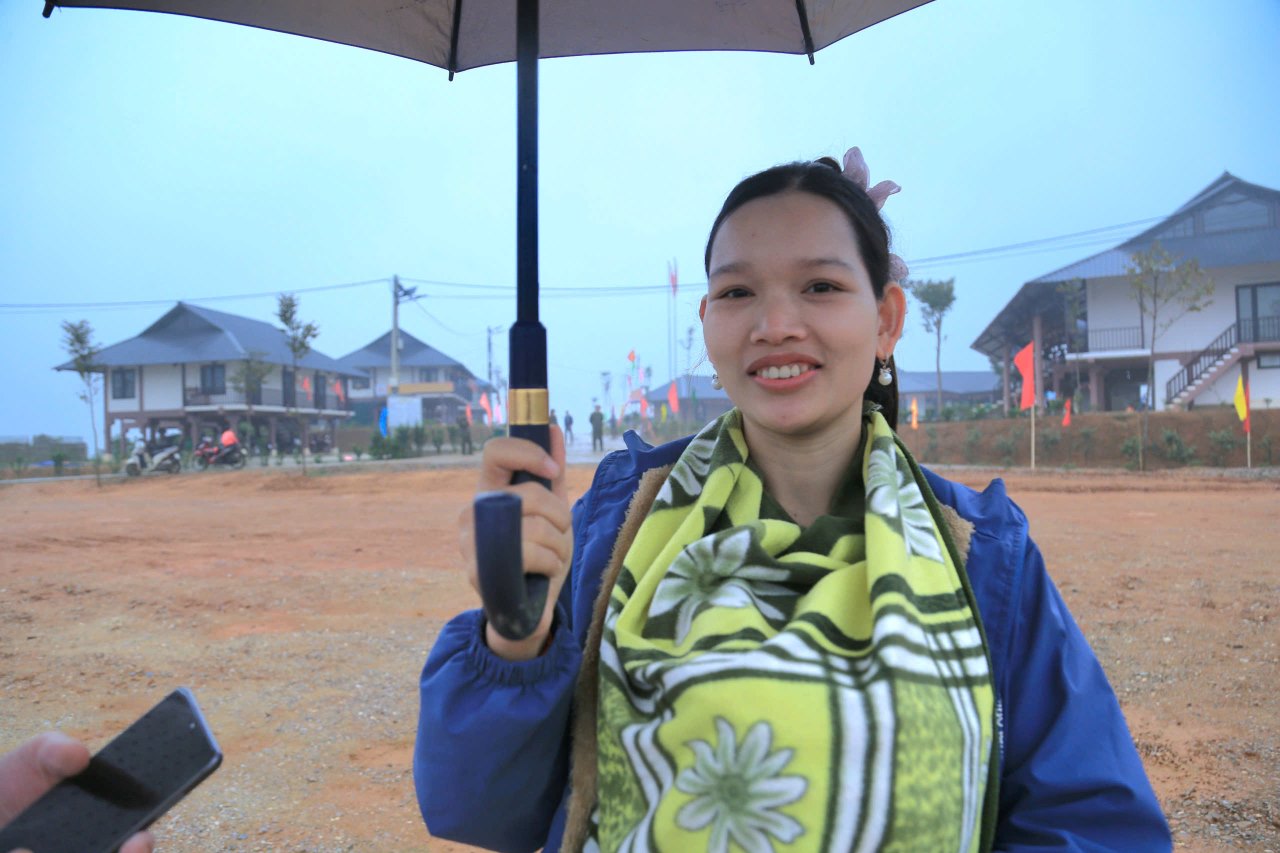 Ms. Sam Thi Nhien carries a baby to the polls. Photo: Van Duc.