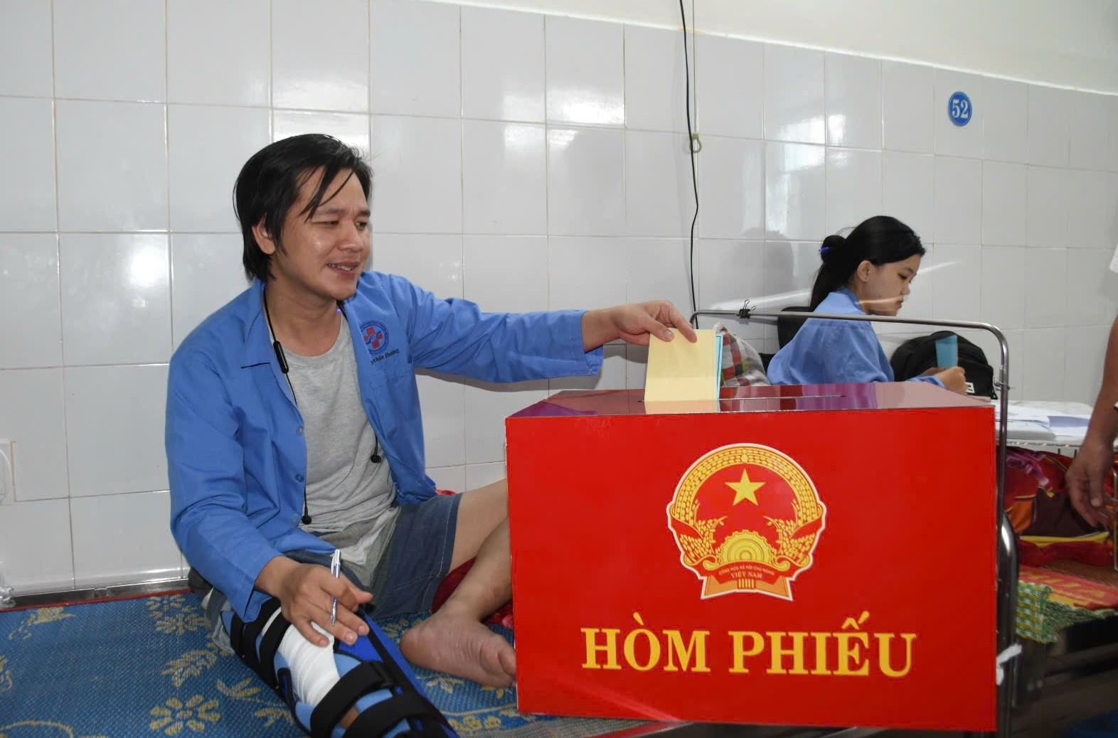 Cử tri đang điều trị nội trú tại Bệnh viện Đa khoa tỉnh Quảng Ngãi được bỏ phiếu ngay tại giường bệnh. Ảnh: Ý Thu