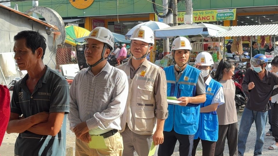 Công nhân xa quê xây dựng nhà ở xã hội xếp hàng chờ thực hiện bầu cử tại xã Giao Long. Ảnh: Hoàng Lộc