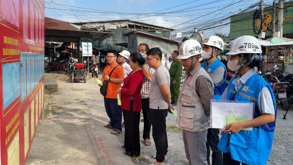 자오롱사에서 투표에 참여하기 전에 유권자 명단을 확인하는 사회 주택 건설 노동자. 사진: 호앙록