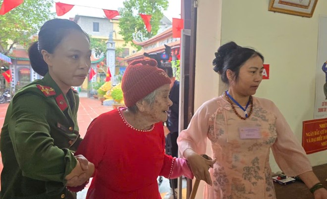 Những cử tri đặc biệt tại các điểm bỏ phiếu bầu cử ở Ninh Bình