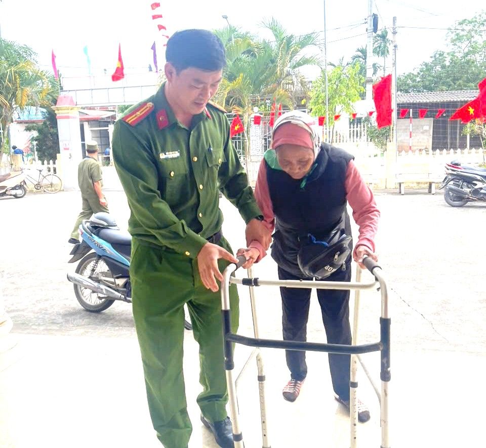 Những cử tri khuyết tật tại Ninh Bình được lực lượng Công an hỗ trợ đến điểm bỏ phiếu. Ảnh: Nguyễn Trường