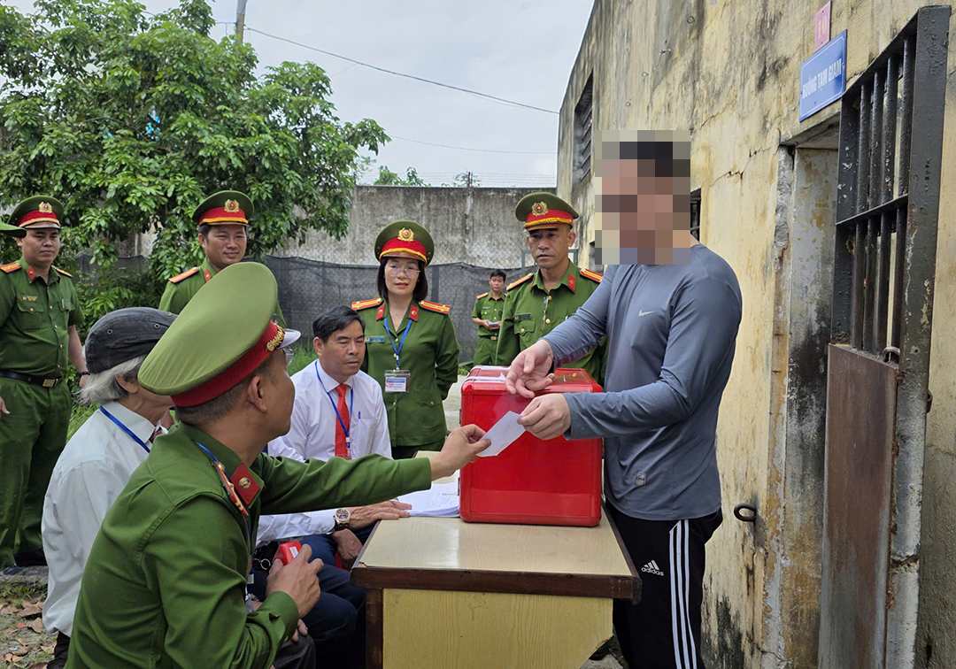 After voting, voters at the detention center in Da Nang were re-issued their vote-stamped cards. Photo: Nguyen Thanh