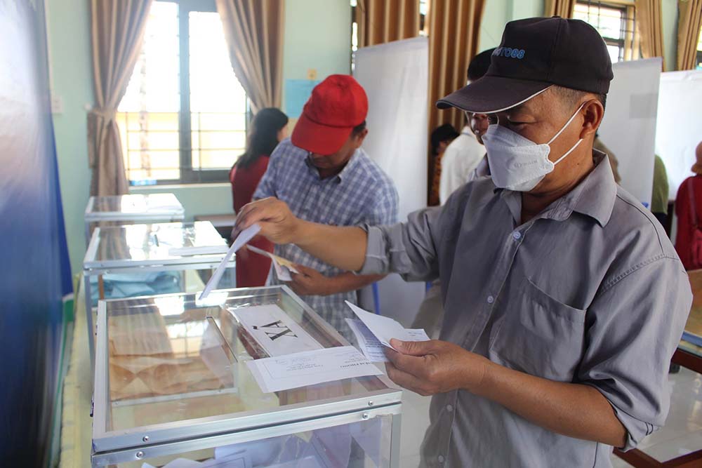 Người dân vùng biên Tây Ninh gửi gắm niềm tin vào từng lá phiếu. Ảnh: Trần Trung