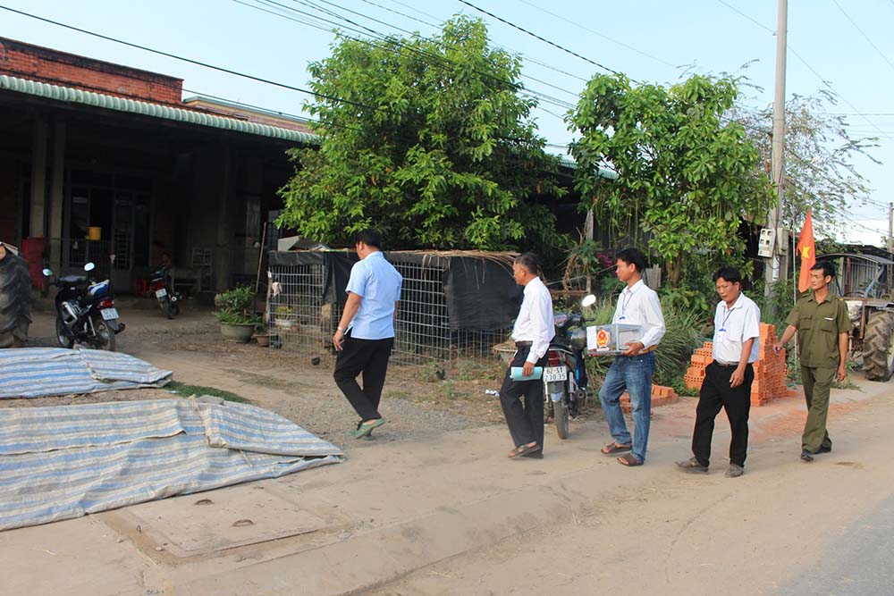 Thùng phiếu phụ được đưa đến nhà cử tri già yếu, người bệnh khó di chuyển vùng biên trong ngày bầu cử. Ảnh: Trần Trung