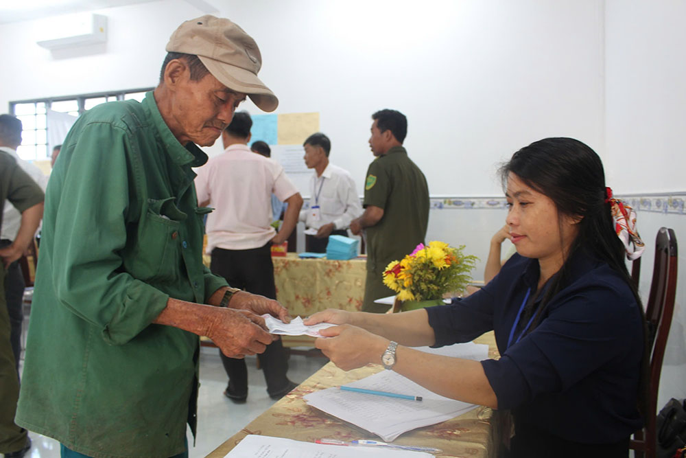 Voters in border communes in Tay Ninh province go to vote very early. Photo: Tran Trung