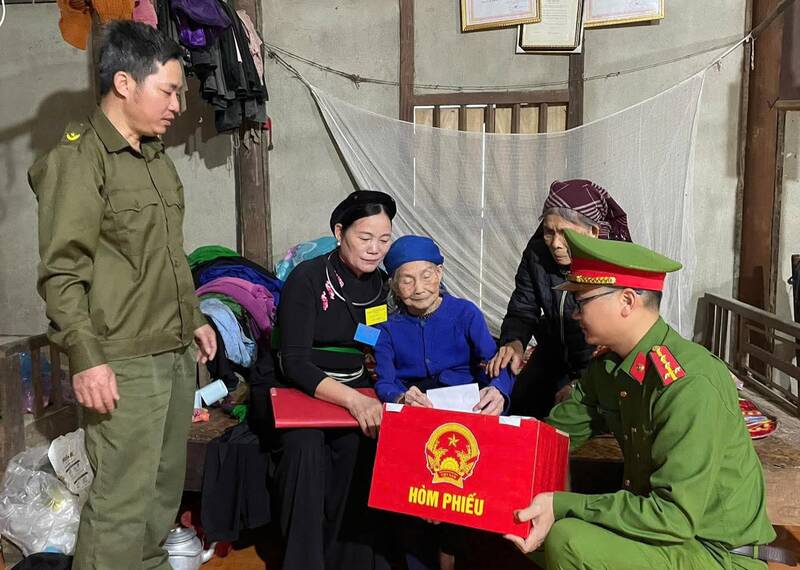 Những hòm phiếu được mang đến tận nhà các cử tri già yếu, bệnh tật. Ảnh: Lý Lan