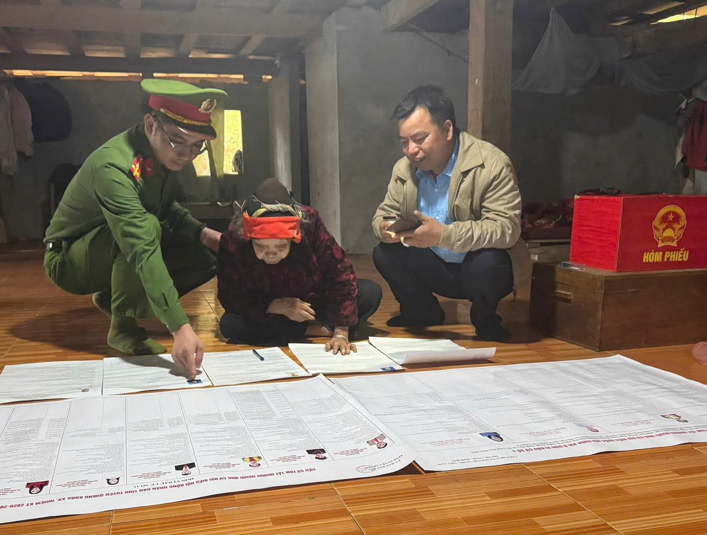 Nhiều cử tri cao tuổi xúc động khi được thực hiện quyền, nghĩa vụ công dân ngay tại nhà. Ảnh: Lý Lan