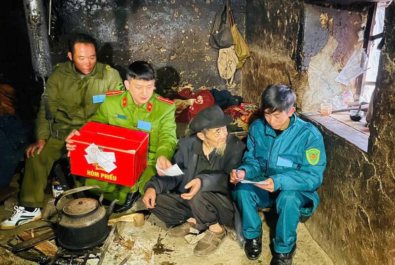 Bringing ballot boxes to the homes of vulnerable voters. Photo: Ly Lan