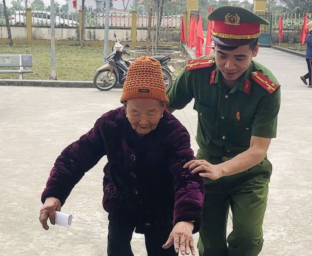 Cán bộ Công an xã Hậu Lộc hỗ trợ các cử tri cao tuổi tại các khu vực bỏ phiếu và mang hòm phiếu đến tận nhà để cử tri thực hiện quyền công dân. Ảnh: Công an Thanh Hóa