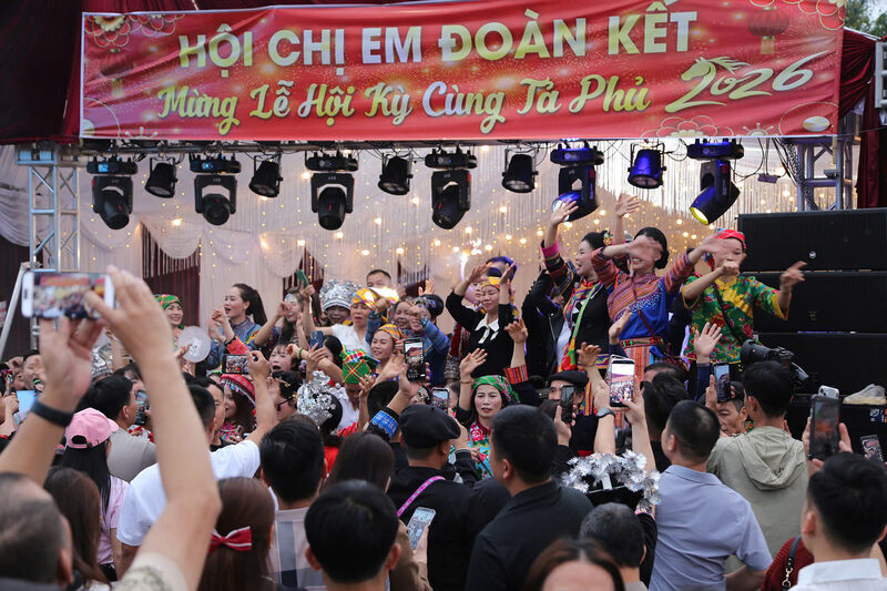 Sau khi thực hiện quyền công dân, người dân xứ Lạng hoà vào lễ hội. Ảnh: Khánh Linh